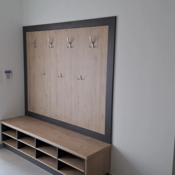 Egyedi szabású fából készült szekrény